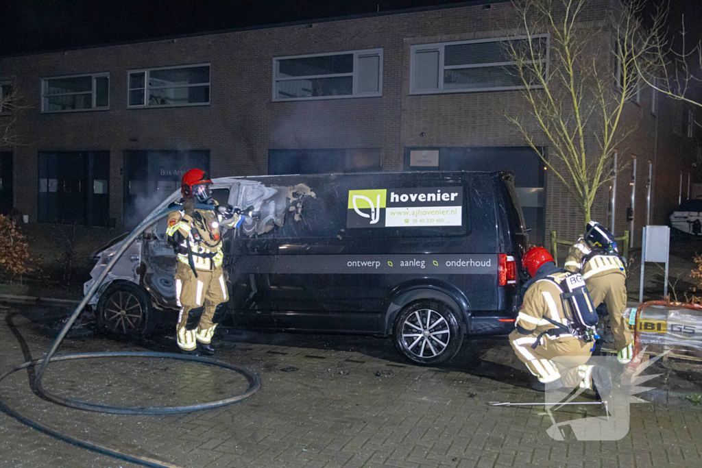 Bestelbus van hoveniersbedrijf door brand verwoest