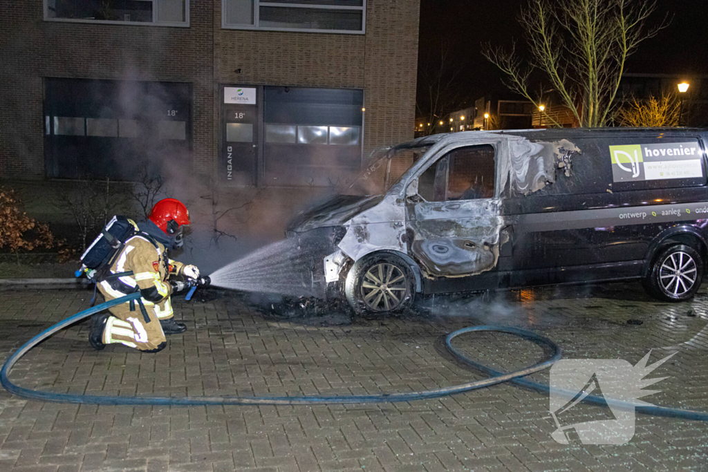 Bestelbus van hoveniersbedrijf door brand verwoest