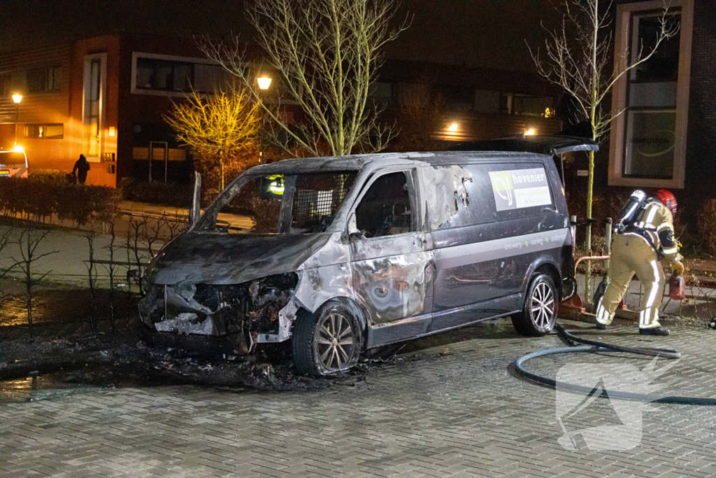 Bestelbus van hoveniersbedrijf door brand verwoest