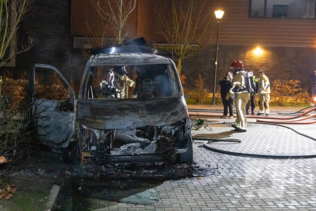 Bestelbus van hoveniersbedrijf door brand verwoest