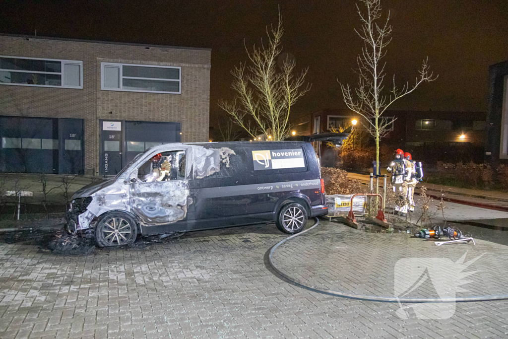 Bestelbus van hoveniersbedrijf door brand verwoest