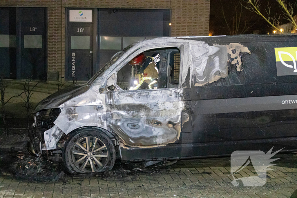 Bestelbus van hoveniersbedrijf door brand verwoest