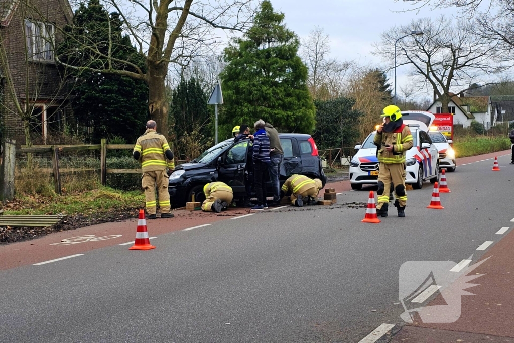 Automobilist eindigt tegen boom