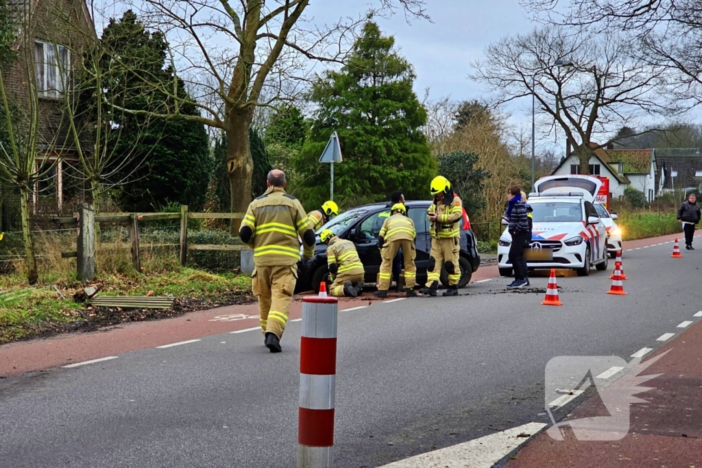 Automobilist eindigt tegen boom