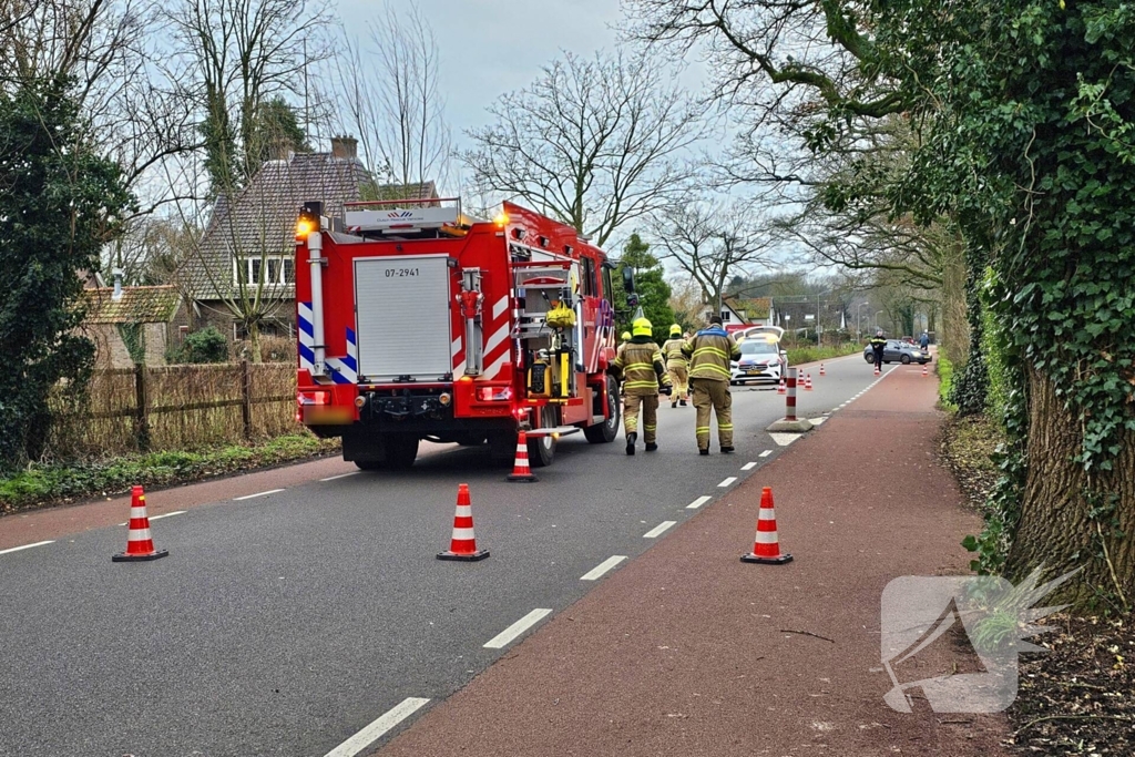 Automobilist eindigt tegen boom