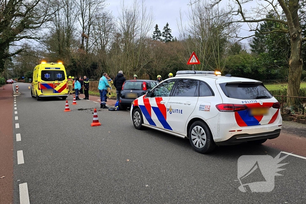 Automobilist eindigt tegen boom