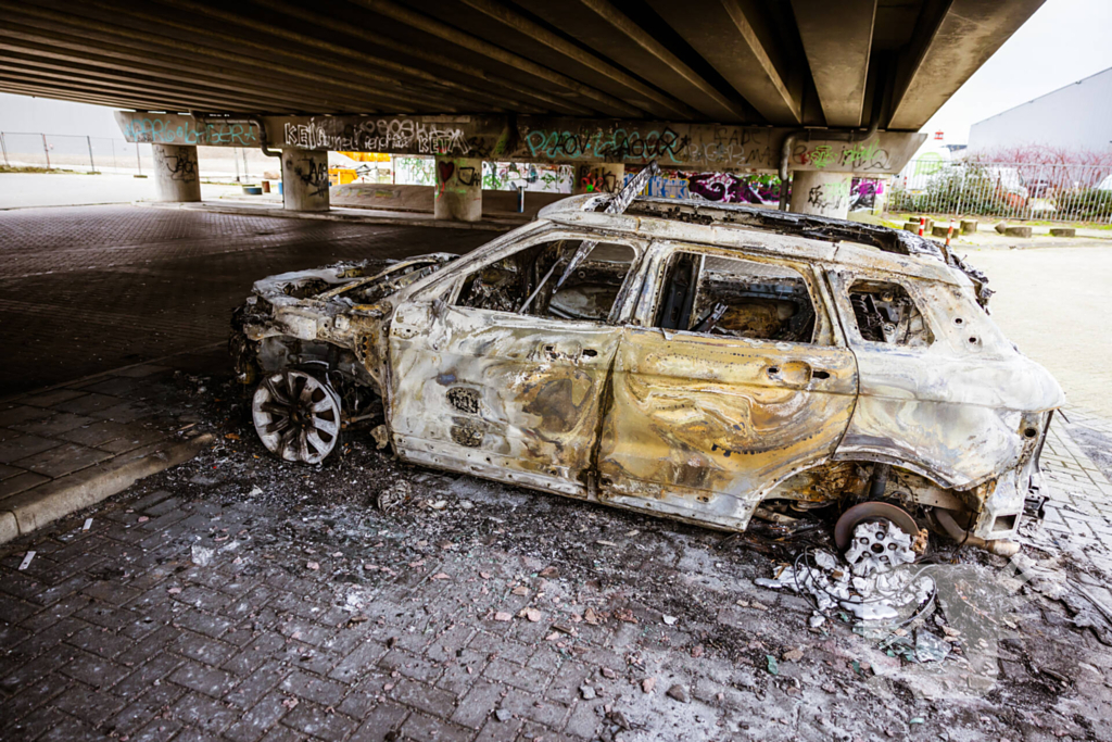 Auto verwoest onder brug