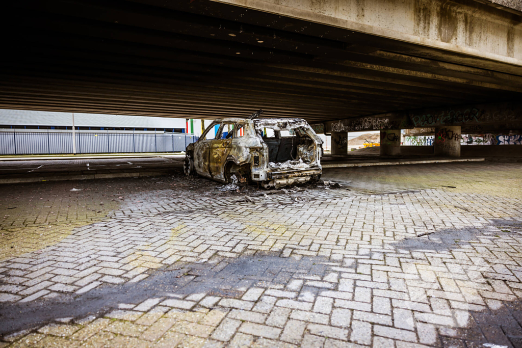 Auto verwoest onder brug