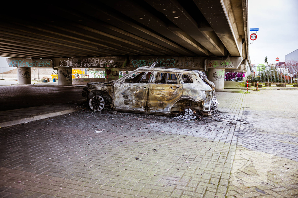 Auto verwoest onder brug