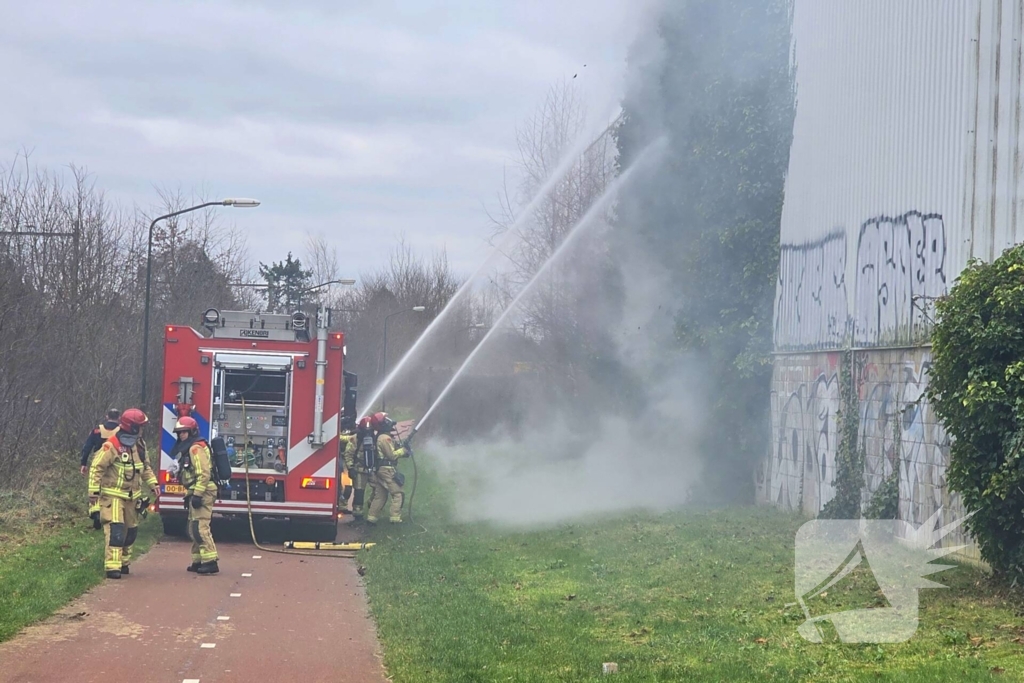 Begroeiing tegen pand in brand