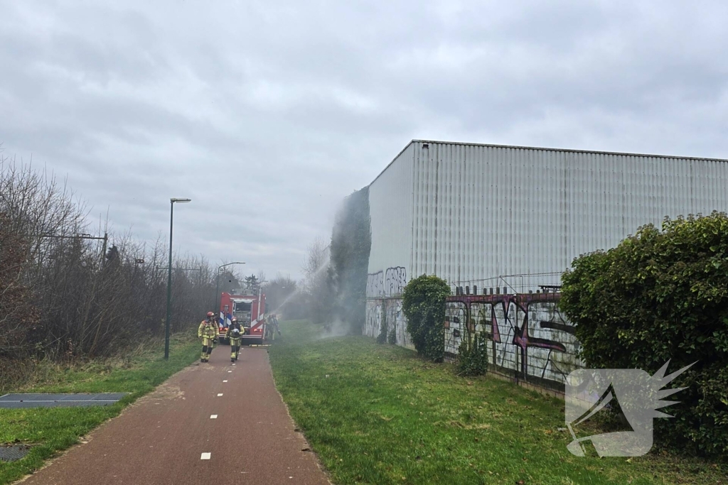 Begroeiing tegen pand in brand