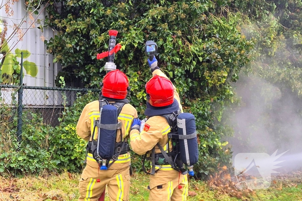 Begroeiing tegen pand in brand