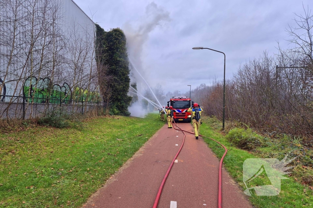 Begroeiing tegen pand in brand