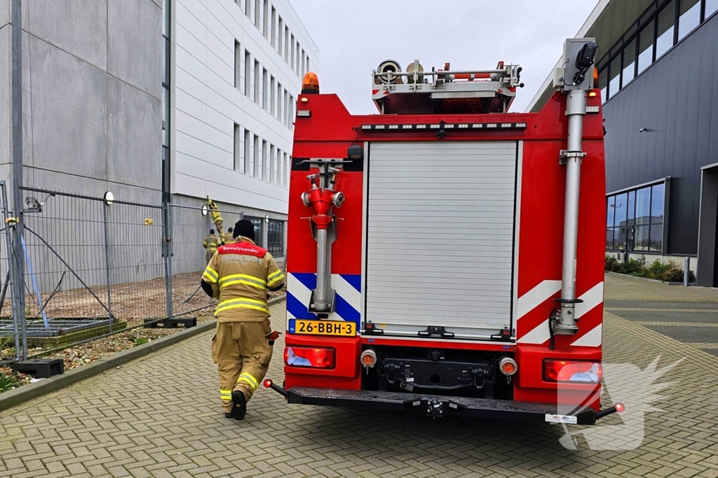 Gevelplaten van bouwbedrijf losgewaaid