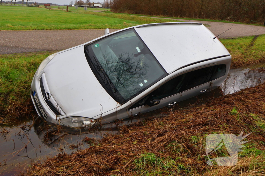 Te water geraakte auto achtergelaten