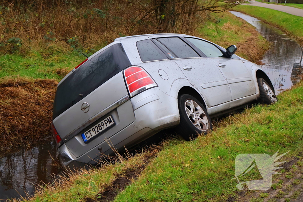 Te water geraakte auto achtergelaten