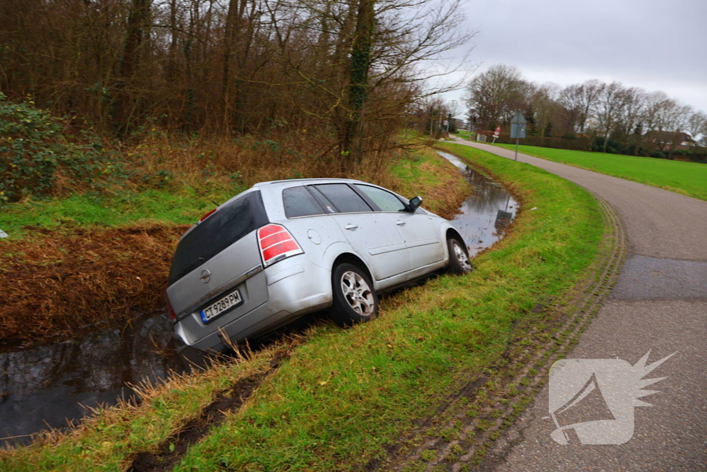 Te water geraakte auto achtergelaten