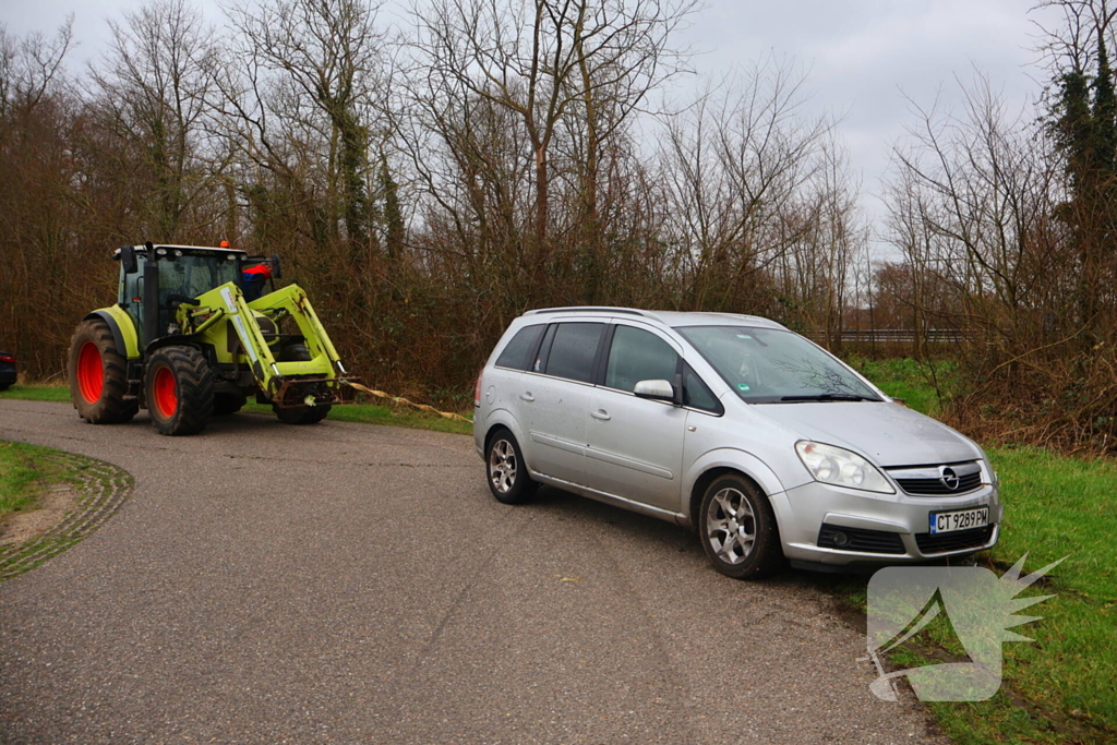 Te water geraakte auto achtergelaten