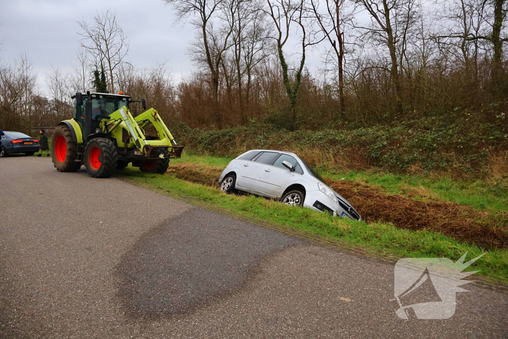 Te water geraakte auto achtergelaten