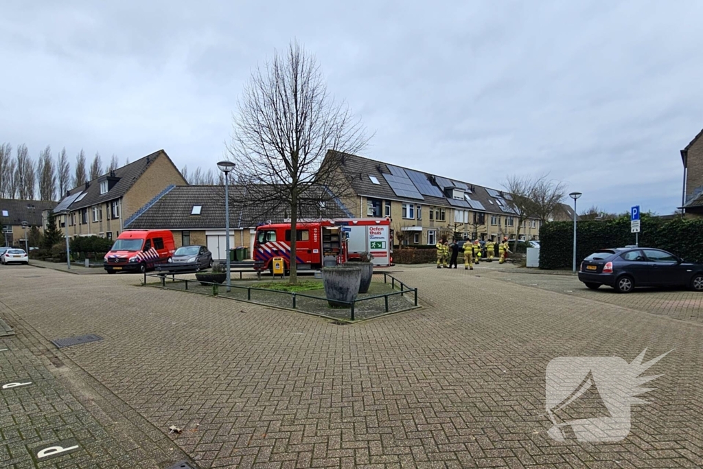 Doorgang woonwijk geblokkeerd door omgewaaide boom