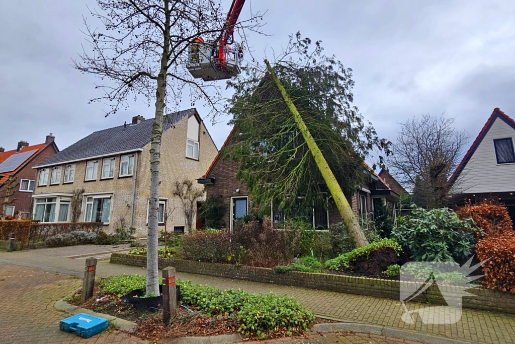 Boom valt tegen woning door harde wind