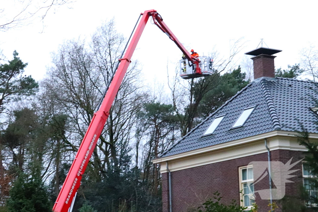 Boom dreigt op woning te vallen