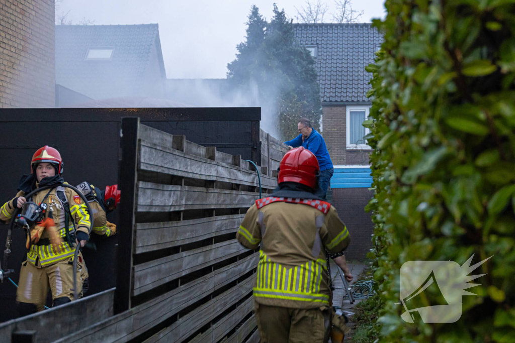 Buren grijpen in bij brand in prullenbak