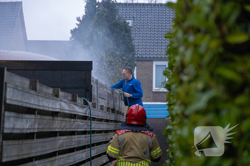 Buren grijpen in bij brand in prullenbak