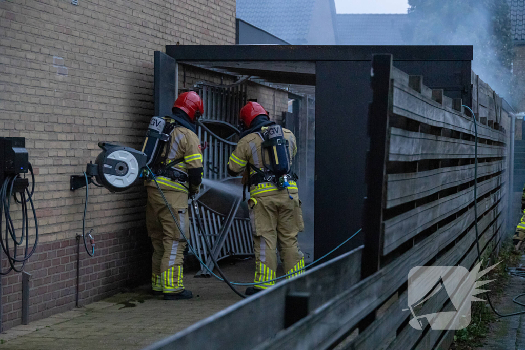 Buren grijpen in bij brand in prullenbak