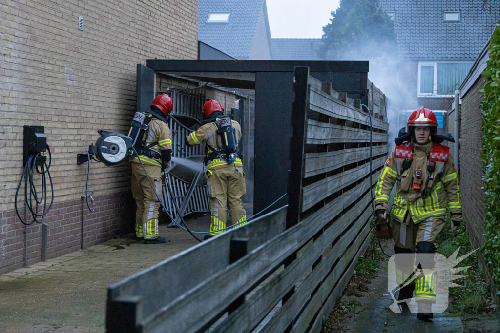 Buren grijpen in bij brand in prullenbak