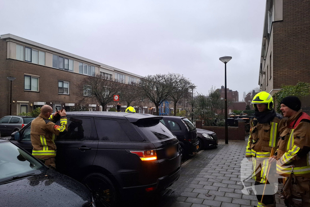 Kinderen opgesloten in auto