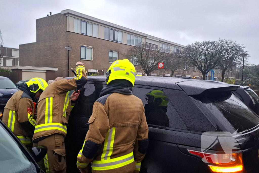 Kinderen opgesloten in auto