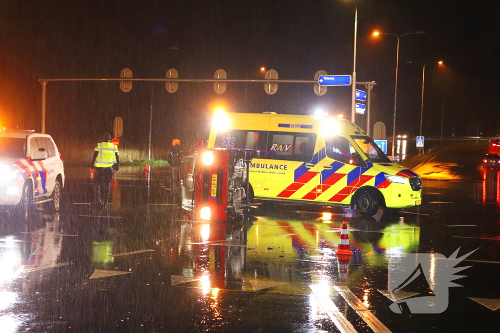 Gewonde nadat auto op zijkant belandt op kruising