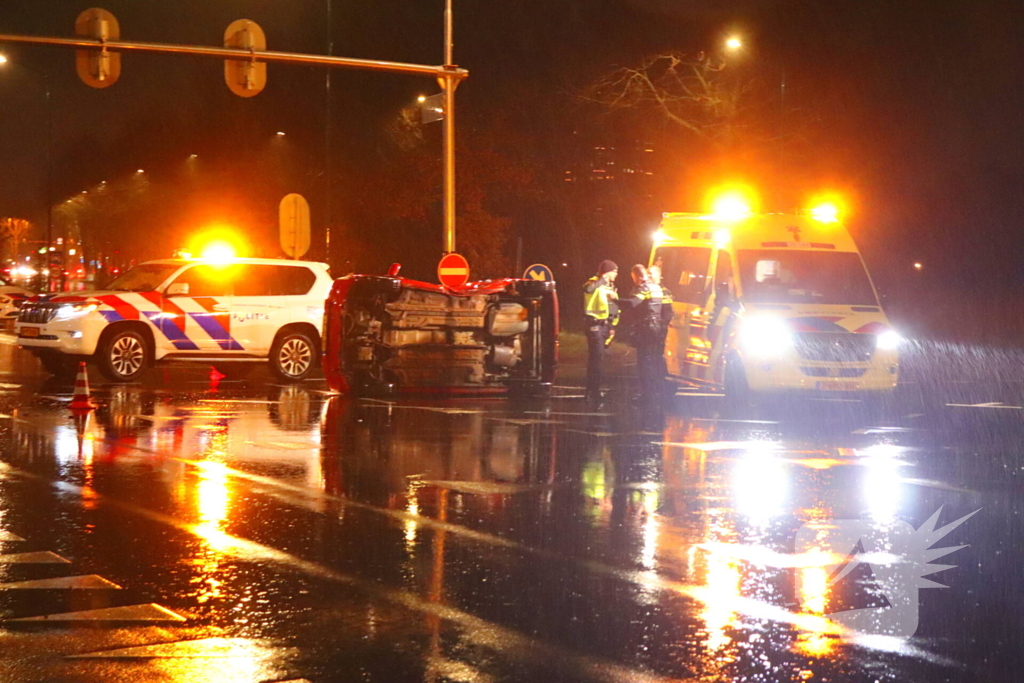 Gewonde nadat auto op zijkant belandt op kruising