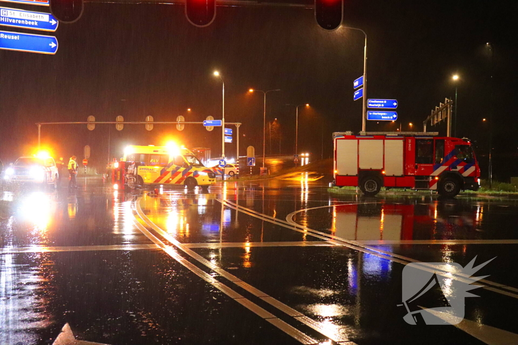 Gewonde nadat auto op zijkant belandt op kruising