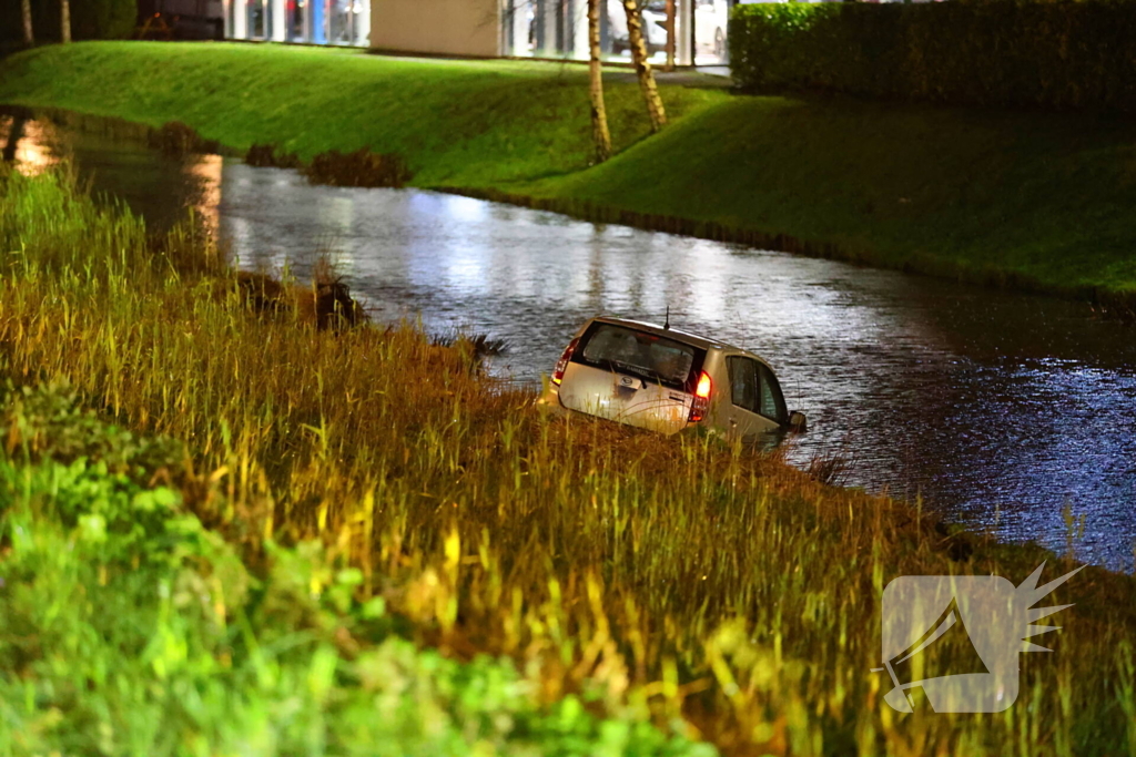 Auto raakt te water