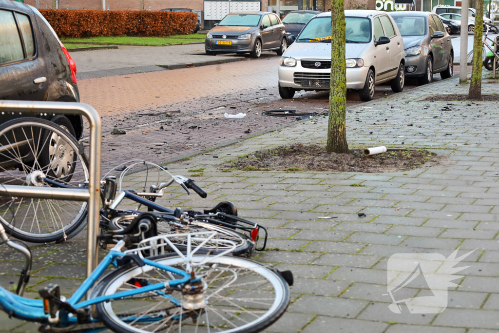 Explosie bij auto veroorzaakt brand en schade