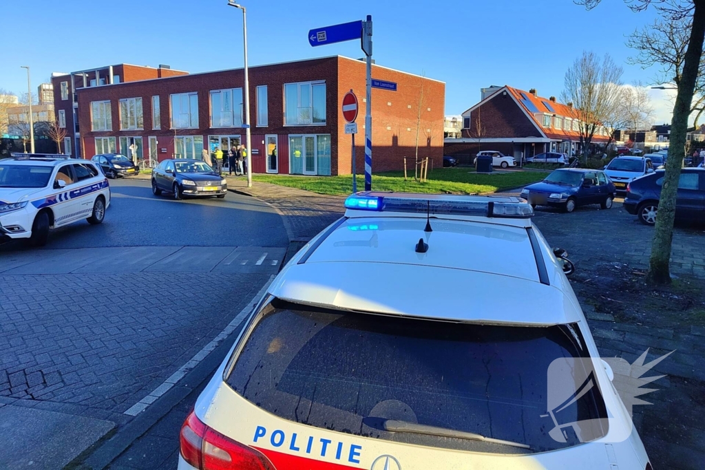 Auto en fietser botsen op elkaar