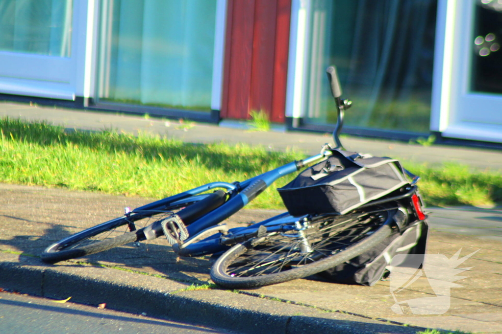 Auto en fietser botsen op elkaar