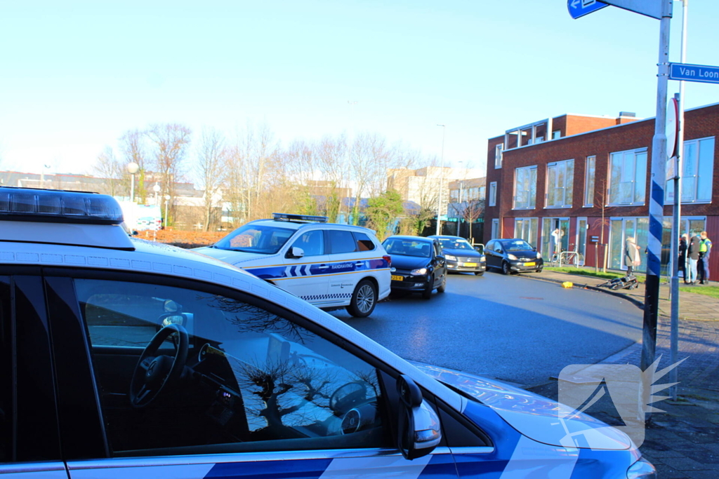 Auto en fietser botsen op elkaar