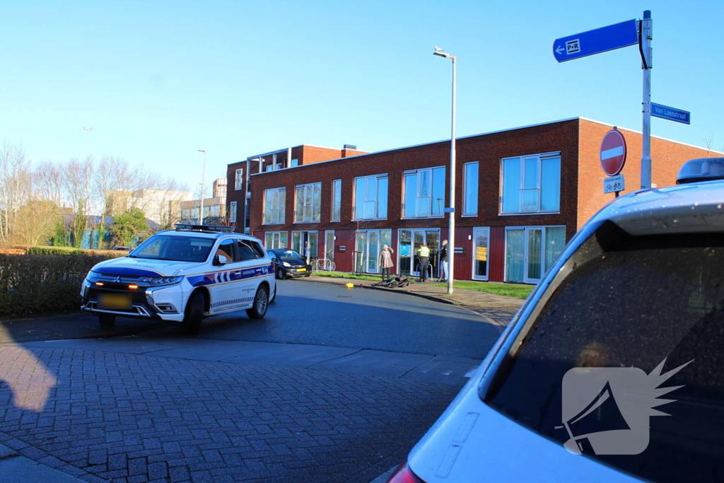 Auto en fietser botsen op elkaar