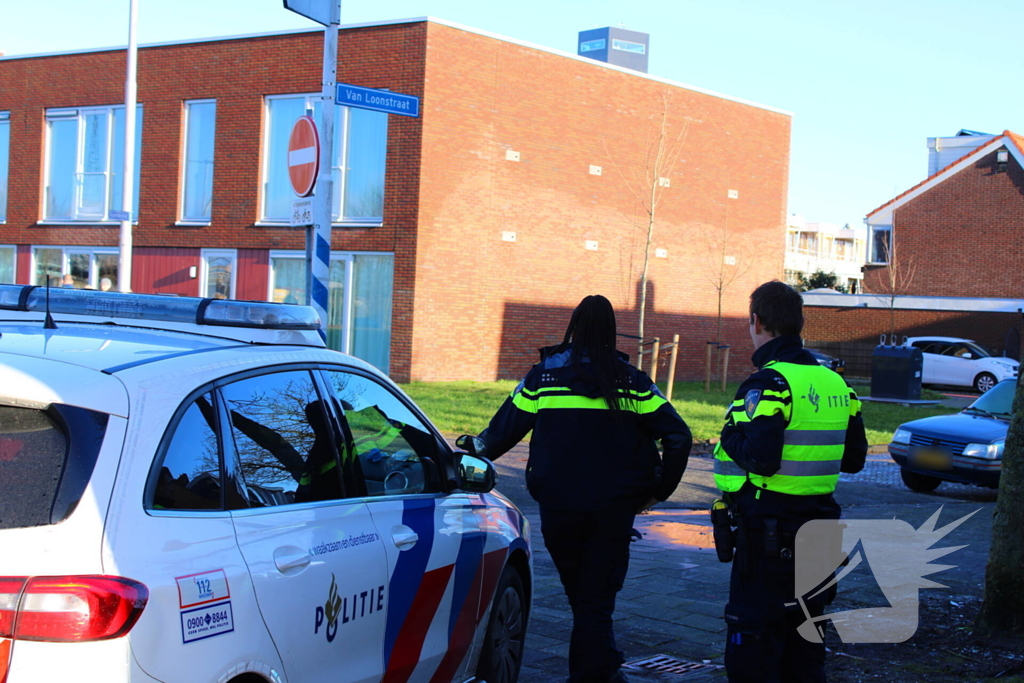 Auto en fietser botsen op elkaar