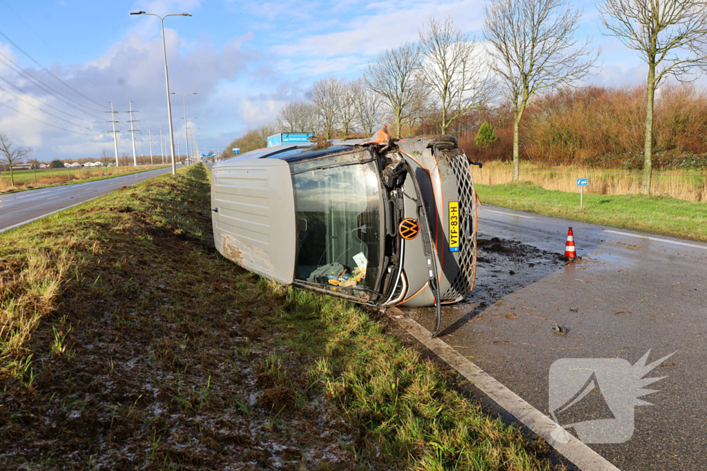 Elektrische bestelbus belandt op zijn kant