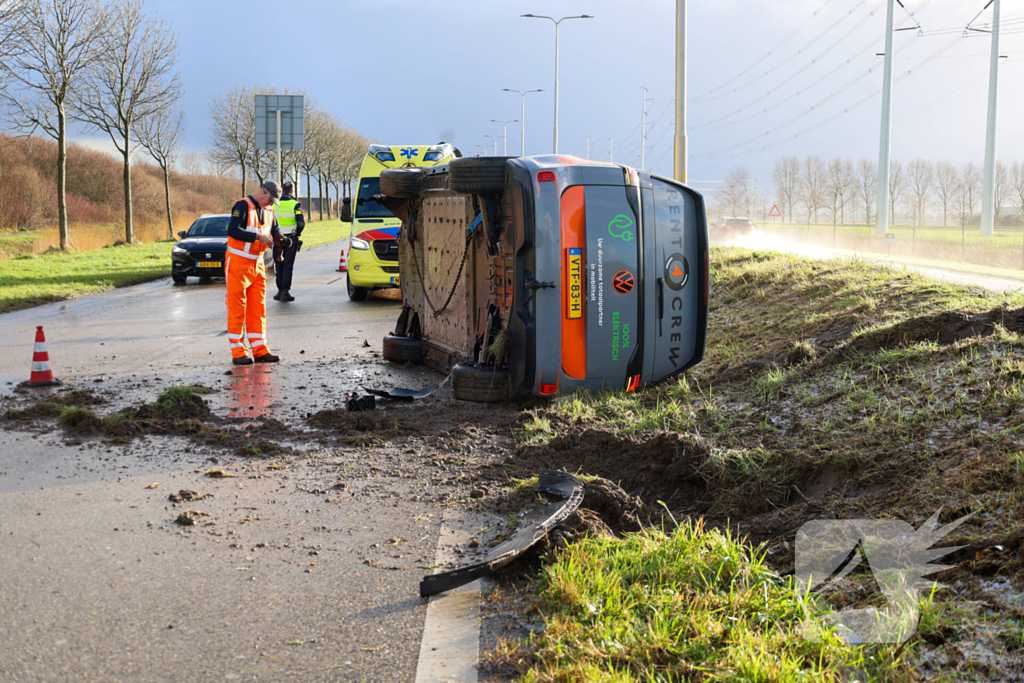 Elektrische bestelbus belandt op zijn kant