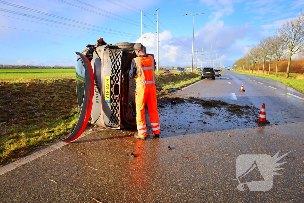 Elektrische bestelbus belandt op zijn kant