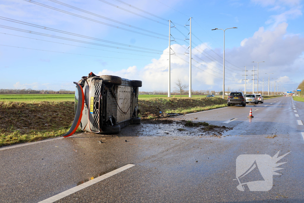 Elektrische bestelbus belandt op zijn kant