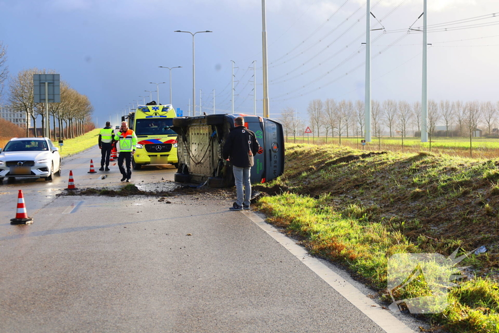 Elektrische bestelbus belandt op zijn kant