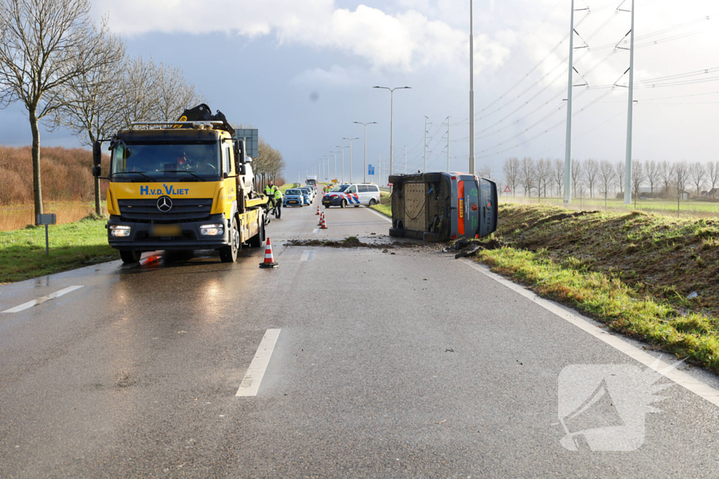 Elektrische bestelbus belandt op zijn kant