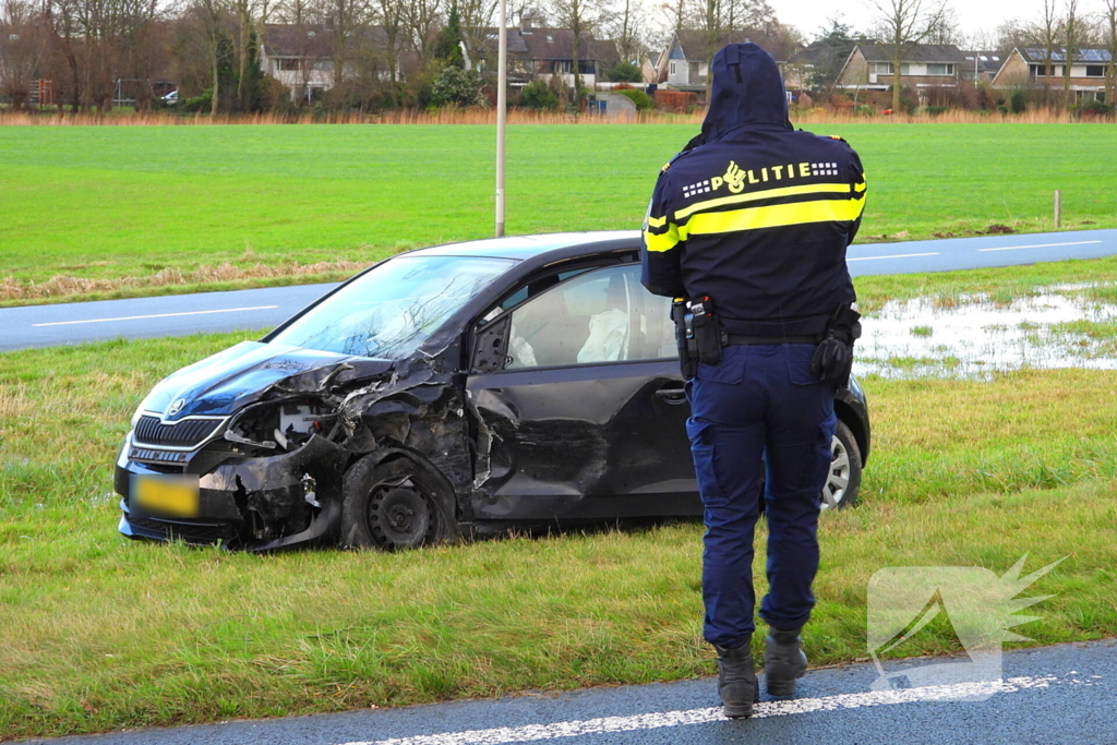 Flinke schade bij botsing tussen twee personenwagens