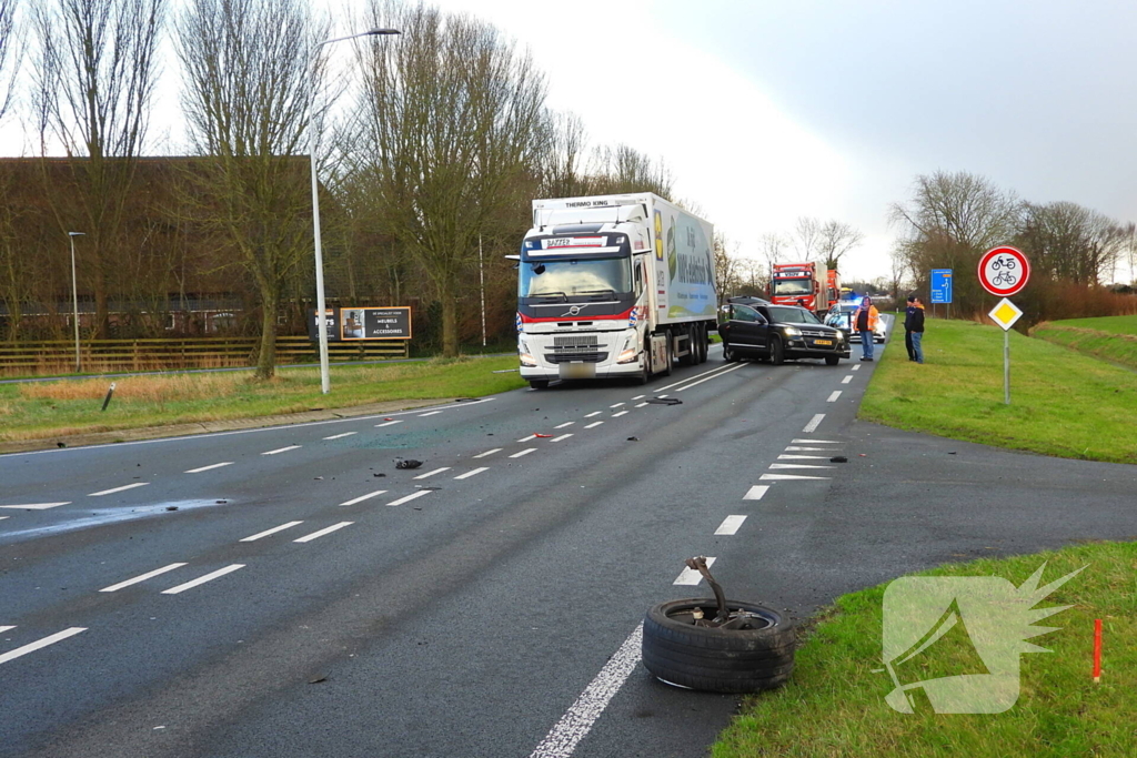 Flinke schade bij botsing tussen twee personenwagens